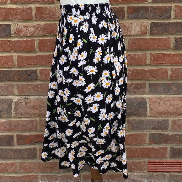 Vintage Debenhams Label Size 12 Midi Skirt Daisy Floral Print Black White - Picture 2 of 10